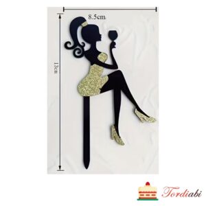 Tordiabi topper istuv naine pokaaliga kuldses kleidis