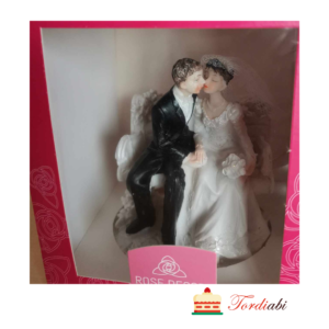 Tordiabi pulmatordi kuju istuv suudlev pruutpaar
